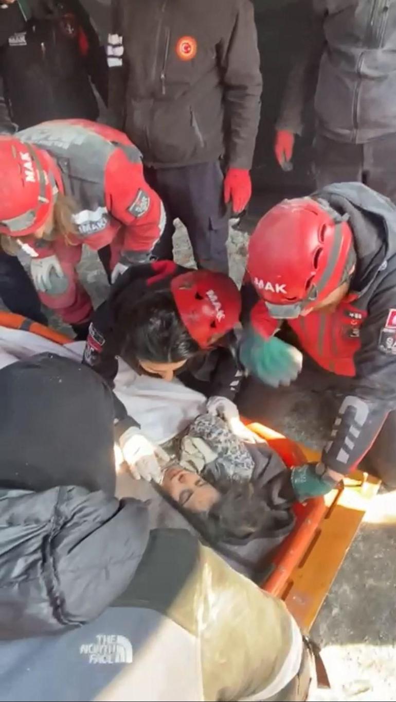 Suriyeli Fatma, 104üncü saatte enkazdan kurtarıldı