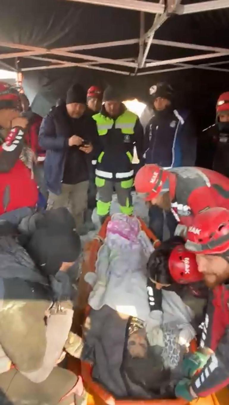 Suriyeli Fatma, 104üncü saatte enkazdan kurtarıldı