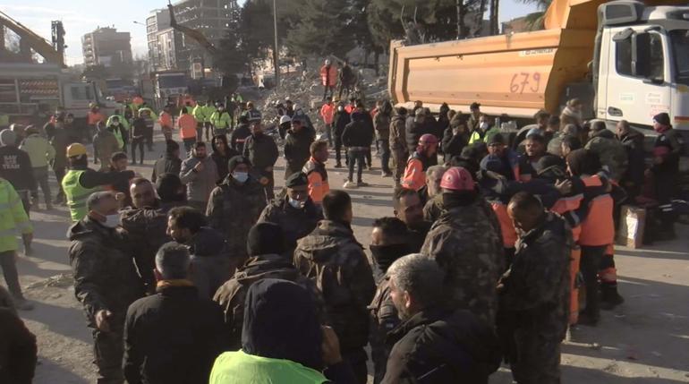 Otel enkazından 131,5 saat sonra sağ çıkarıldı