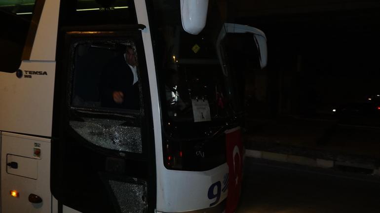 Antalyada trafikte tartışıp, afet bölgesine giden otobüsün camını kırdılar