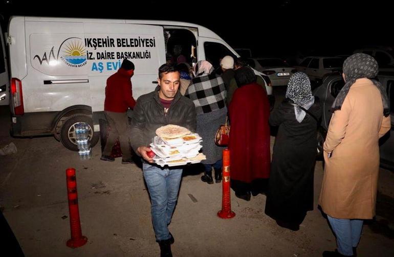 Vandan giden ekipler aşevleri kurdu; Malatyada 100 bin kişiye yemek dağıtılıyor