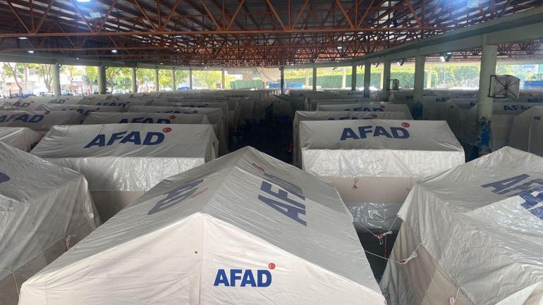 Adanada depremzedeler için semt pazarları çadır kente dönüştürüldü