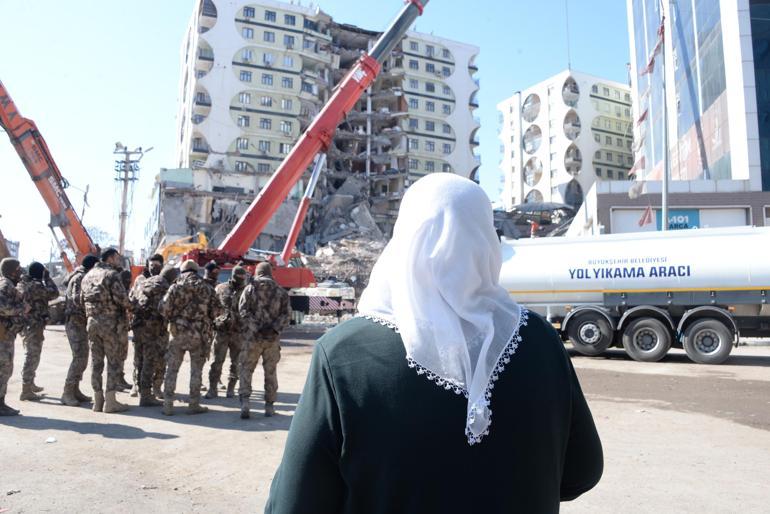 Kendisini kurtaran ekipteki özel harekat polisine sarılıp, gözyaşlarıyla enkazı izledi