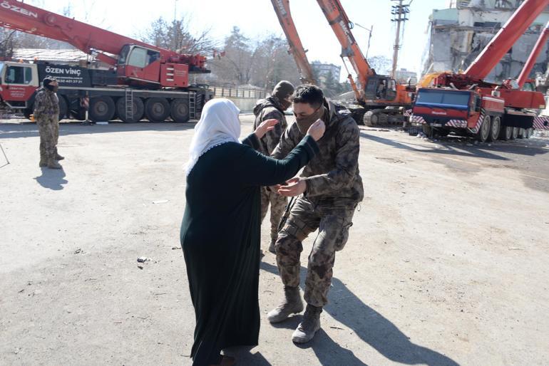 Kendisini kurtaran ekipteki özel harekat polisine sarılıp, gözyaşlarıyla enkazı izledi