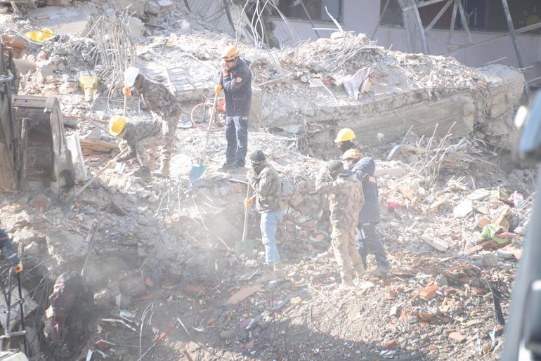 Kendisini kurtaran ekipteki özel harekat polisine sarılıp, gözyaşlarıyla enkazı izledi