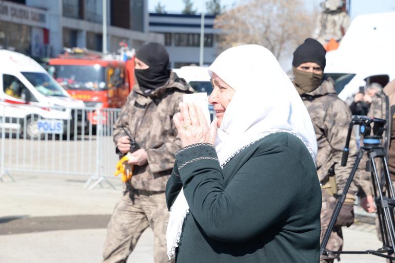 Kendisini kurtaran ekipteki özel harekat polisine sarılıp, gözyaşlarıyla enkazı izledi