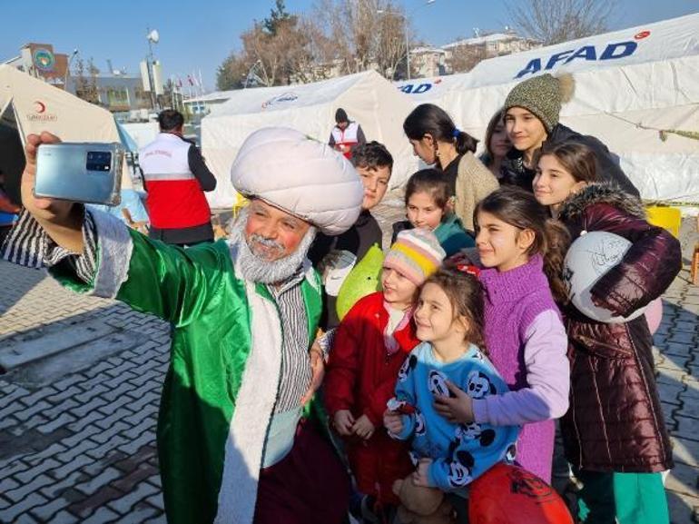 Nasrettin Hoca kostümü giyen tiyatrocu, depremzede çocuklara moral veriyor