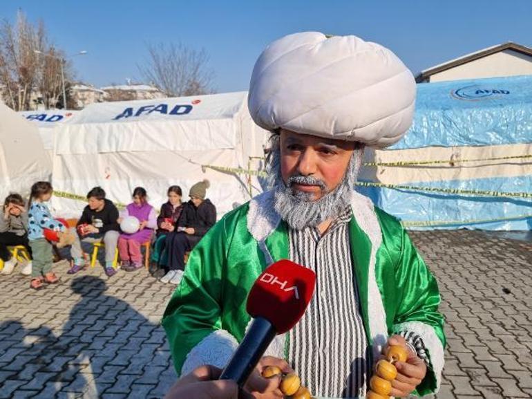 Nasrettin Hoca kostümü giyen tiyatrocu, depremzede çocuklara moral veriyor