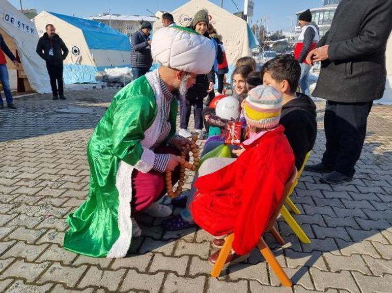 Nasrettin Hoca kostümü giyen tiyatrocu, depremzede çocuklara moral veriyor