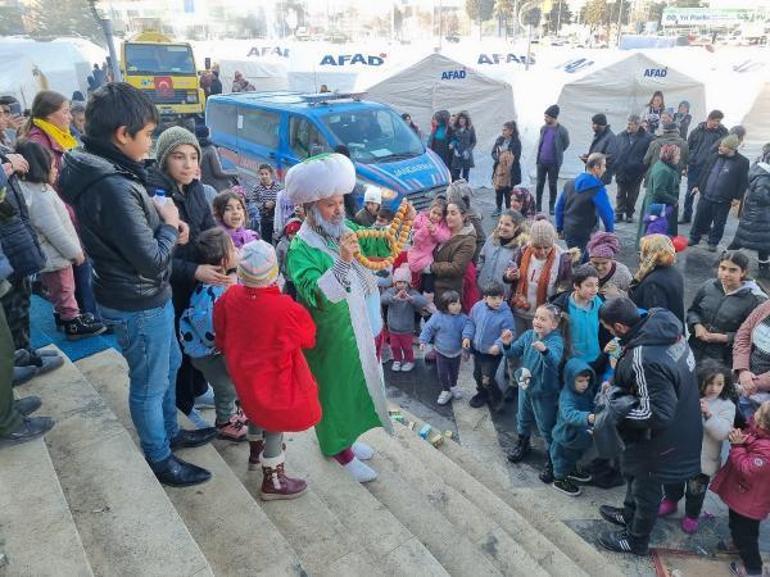 Nasrettin Hoca kostümü giyen tiyatrocu, depremzede çocuklara moral veriyor