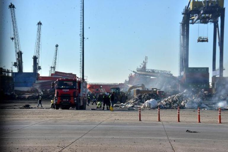 İskenderun Limanındaki yangında hurdaya dönen konteynerler kaldırılıyor