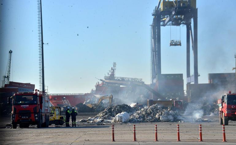 İskenderun Limanındaki yangında hurdaya dönen konteynerler kaldırılıyor
