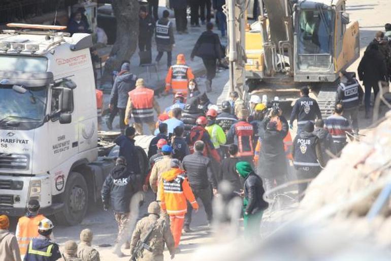 Emine, 200üncü saatte enkazdan sağ çıkarıldı