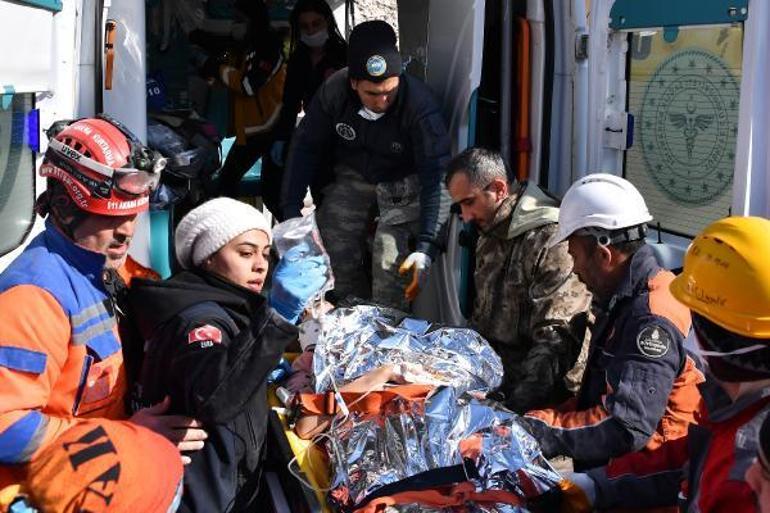 Emine, 200üncü saatte enkazdan sağ çıkarıldı