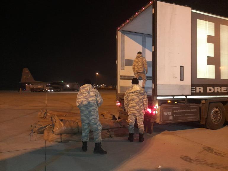 İstanbula 11 TIRla ulaşan uluslararası yardımlar uçakla deprem bölgesine gönderildi