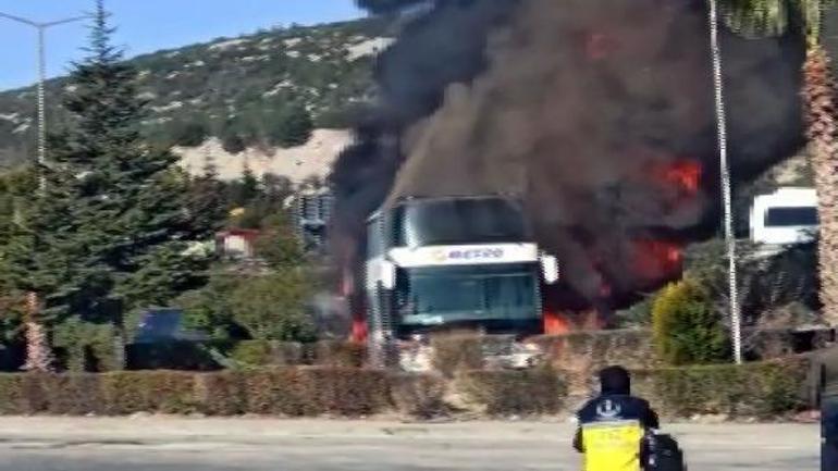 Adanada, dinleme tesisindeki 2 katlı yolcu otobüsünde yangın