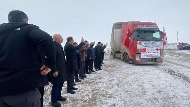 Karapapak Türklerinden deprem bölgesine 3 TIR yardım