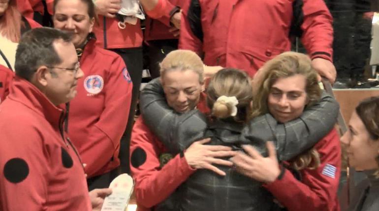 Yunan arama kurtarma ekibinin gidişinde duygusal anlar...