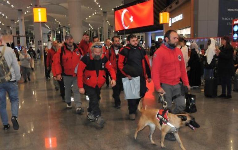 Yunan arama kurtarma ekibinin gidişinde duygusal anlar...