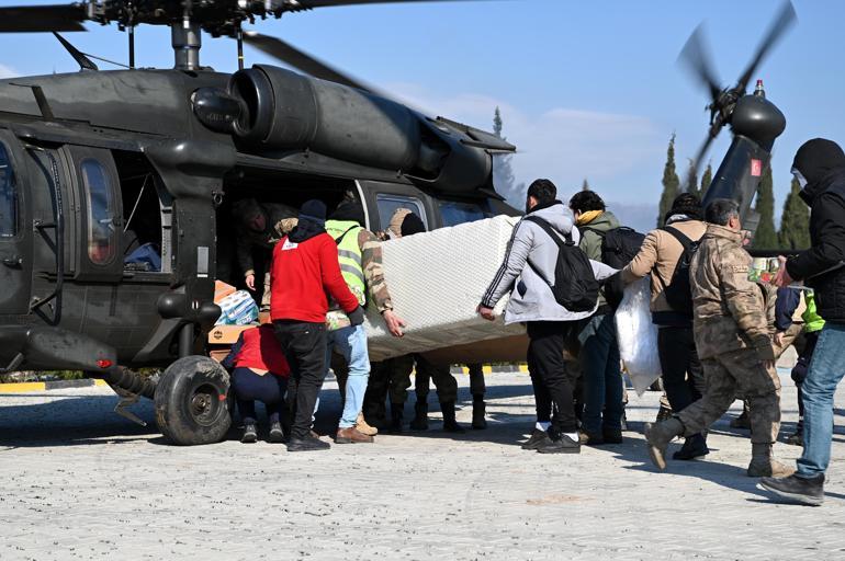 Deprem bölgesinde helikopterli yardım seferberliği