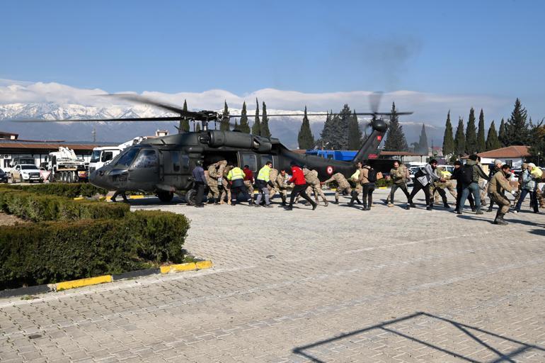 Deprem bölgesinde helikopterli yardım seferberliği