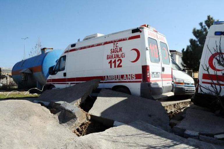 Depremde hastanenin bahçesinde ve çevresinde yarık ve kırıklar oluştu