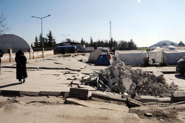 Depremde hastanenin bahçesinde ve çevresinde yarık ve kırıklar oluştu