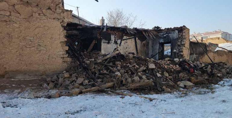 Konyada ev yangını; çatı çöktü, 7 kişilik depremzede aile öldü