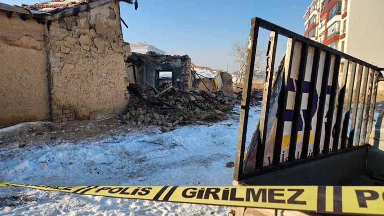 Konyada ev yangını; çatı çöktü, 7 kişilik depremzede aile öldü