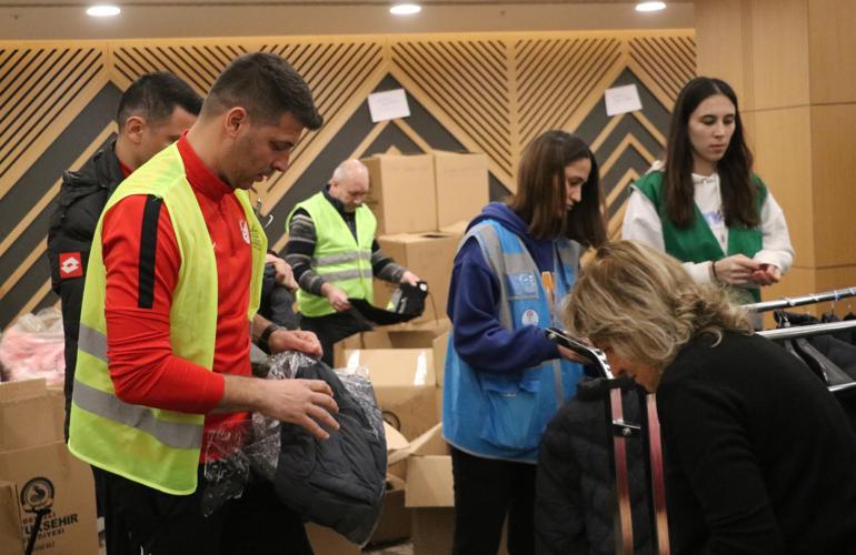 Süper Lig hakemi Ümit Öztürk, depremzedelerin yaralarını sarmak için gönüllü çalışıyor