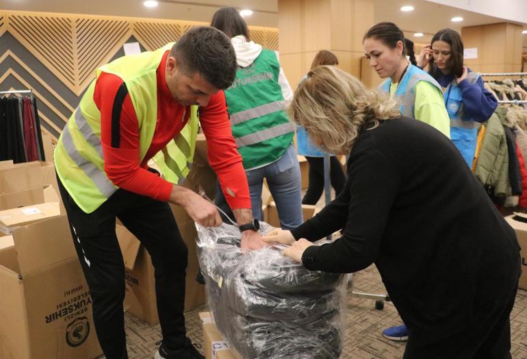 Süper Lig hakemi Ümit Öztürk, depremzedelerin yaralarını sarmak için gönüllü çalışıyor