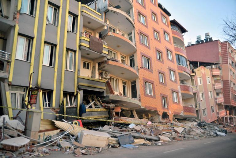 Kırıkhanda bazı binalar yıkıldı bazıları ise birbirine yaslandı; vatandaşlar tahliye edildi