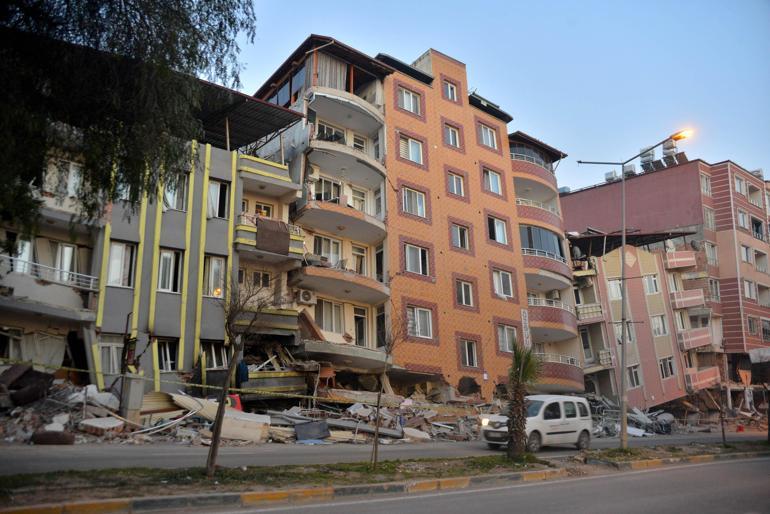 Kırıkhanda bazı binalar yıkıldı bazıları ise birbirine yaslandı; vatandaşlar tahliye edildi