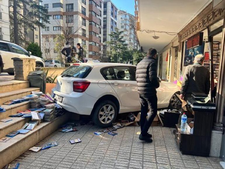 Kadıköyde otomobil bina bahçesine düştü