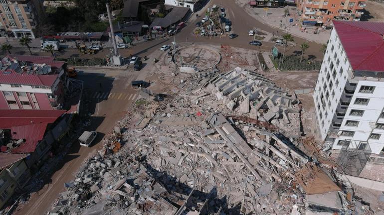 Üzerine enkaz devrilen mobil baz istasyonu hasar gördü