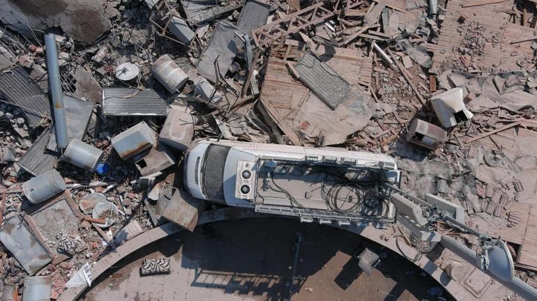 Üzerine enkaz devrilen mobil baz istasyonu hasar gördü