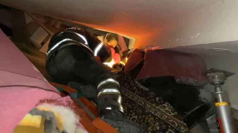 Enkazdan çıkardığı Reyyan elini tutmaya devam edince, eldivenini ona bıraktı