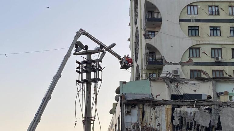 Diyarbakırda 1 bloğu yıkılan Galeria Sitesinde dron ile hayvan kurtarma operasyonu