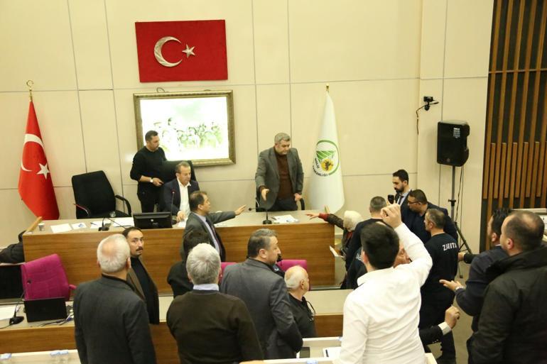 AK Partili meclis üyesi, Tanju Özcana su şişesi fırlattı