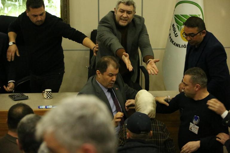 AK Partili meclis üyesi, Tanju Özcana su şişesi fırlattı