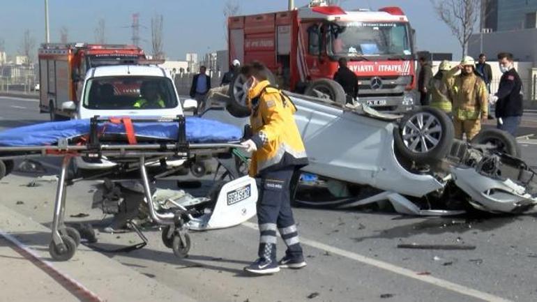 Başakşehirde karşı şeride geçen otomobil başka bir otomobile çarptı: 1 ölü, 2 yaralı