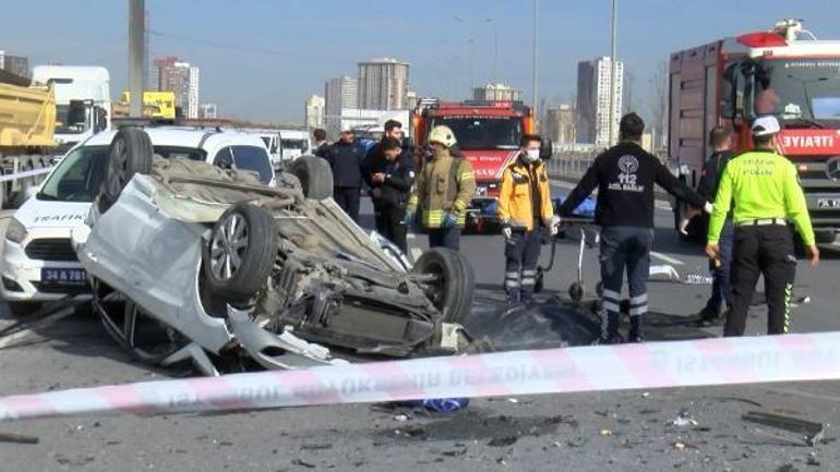 Başakşehirde karşı şeride geçen otomobil başka bir otomobile çarptı: 1 ölü, 2 yaralı