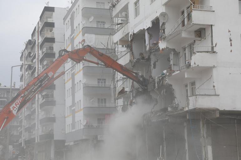 Diyarbakırda 8 katlı bina yıkım sırasında çöktü, o anlar kamerada