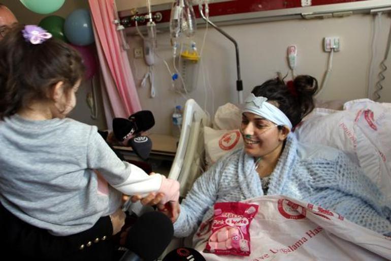 Babası ve 2 kızını kaybeden depremzede anne ile hayatta kalan tek kızı hastanede buluştu