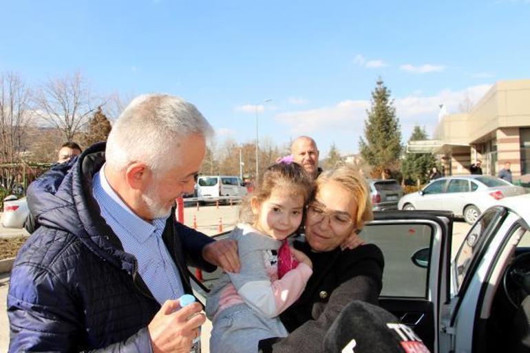 Babası ve 2 kızını kaybeden depremzede anne ile hayatta kalan tek kızı hastanede buluştu