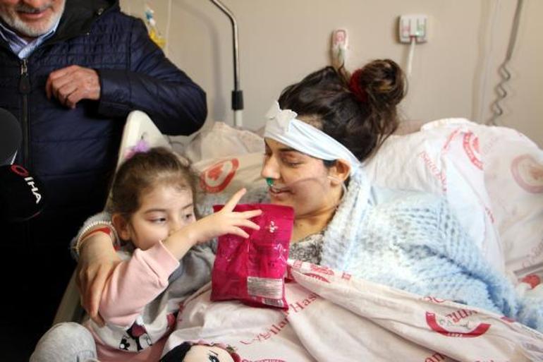 Babası ve 2 kızını kaybeden depremzede anne ile hayatta kalan tek kızı hastanede buluştu