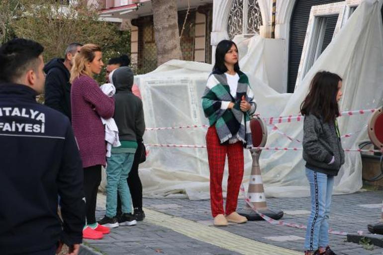 Depremzedelerin de kaldığı otelde çıkan yangın, kısa sürede söndürüldü