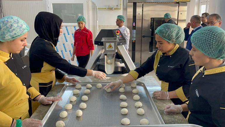 Niğdede meslek liseliler, depremzedeler için ekmek üretiyor