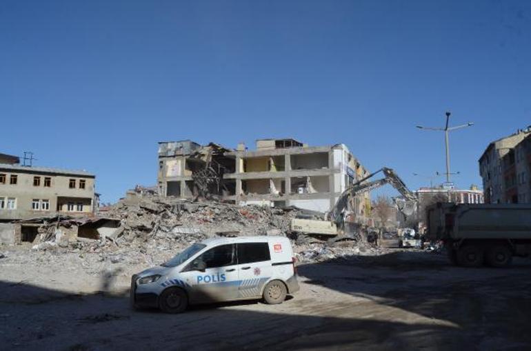 Vali Aydoğdu: Elbistanda 264 kamyon var, her gün 45in üzerinde enkaz kaldırılıyor