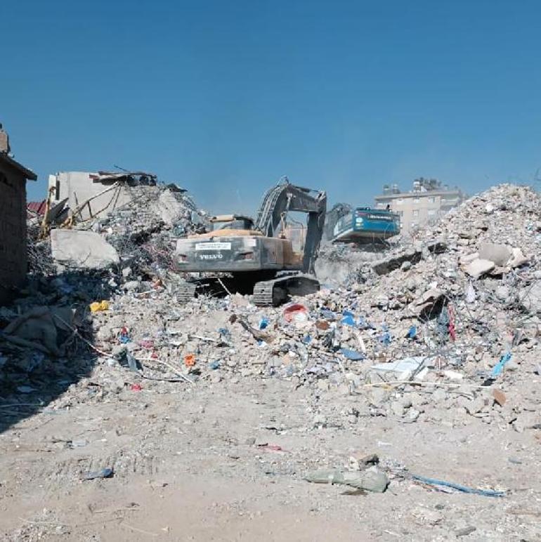 Yıkılan binada ablası, eniştesi ve 2 yeğeni öldü, diğer yeğeni Mehmeti arıyor